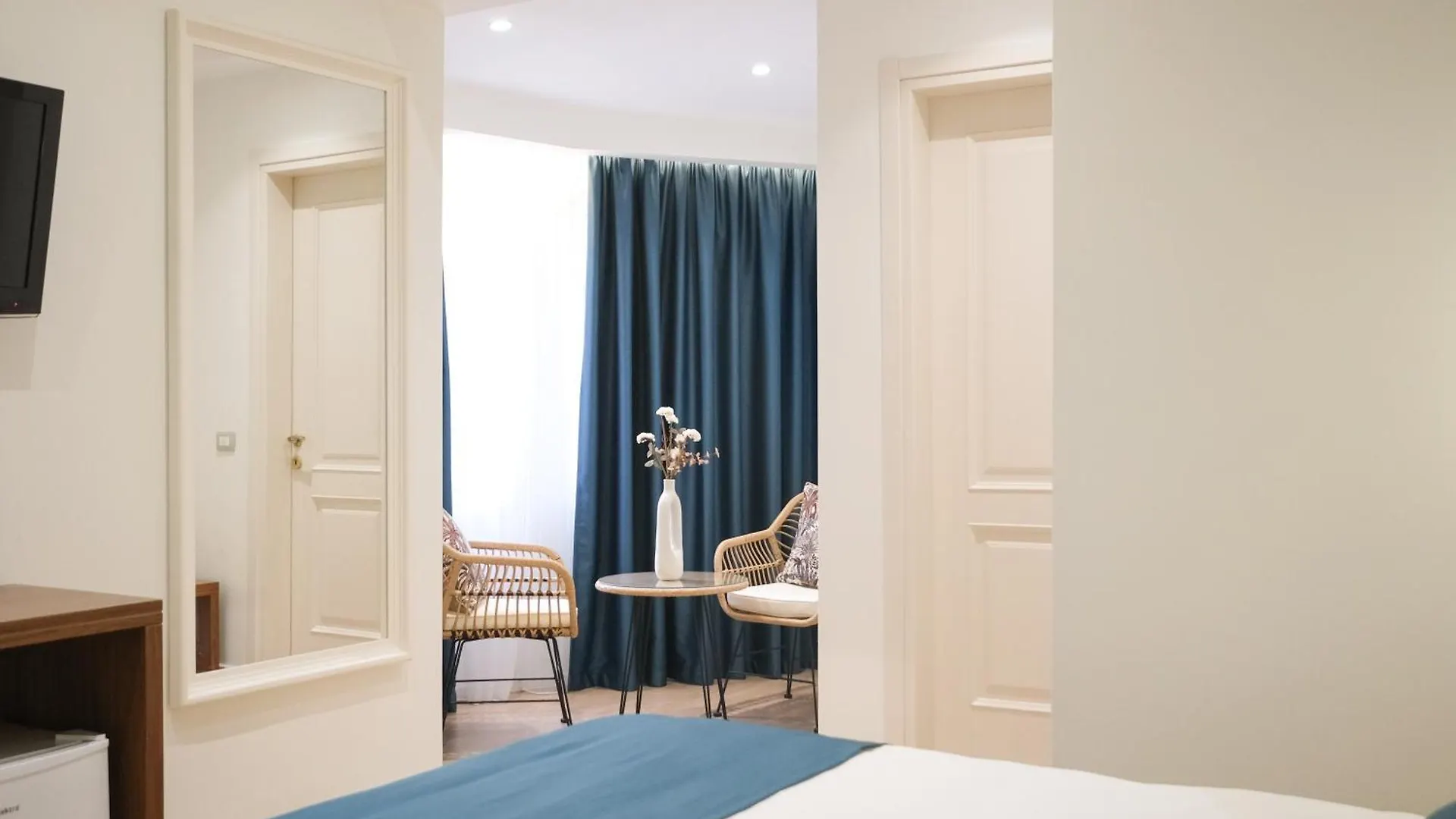 Golden City Hotel , Tiran