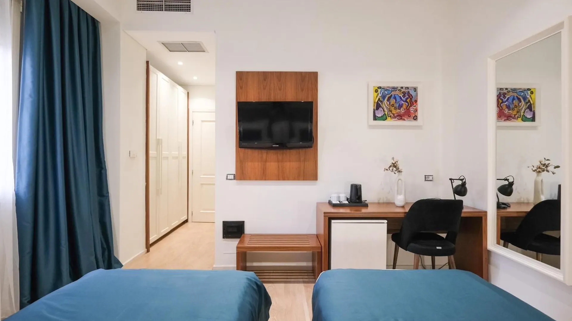 Golden City Hotel , Tiran