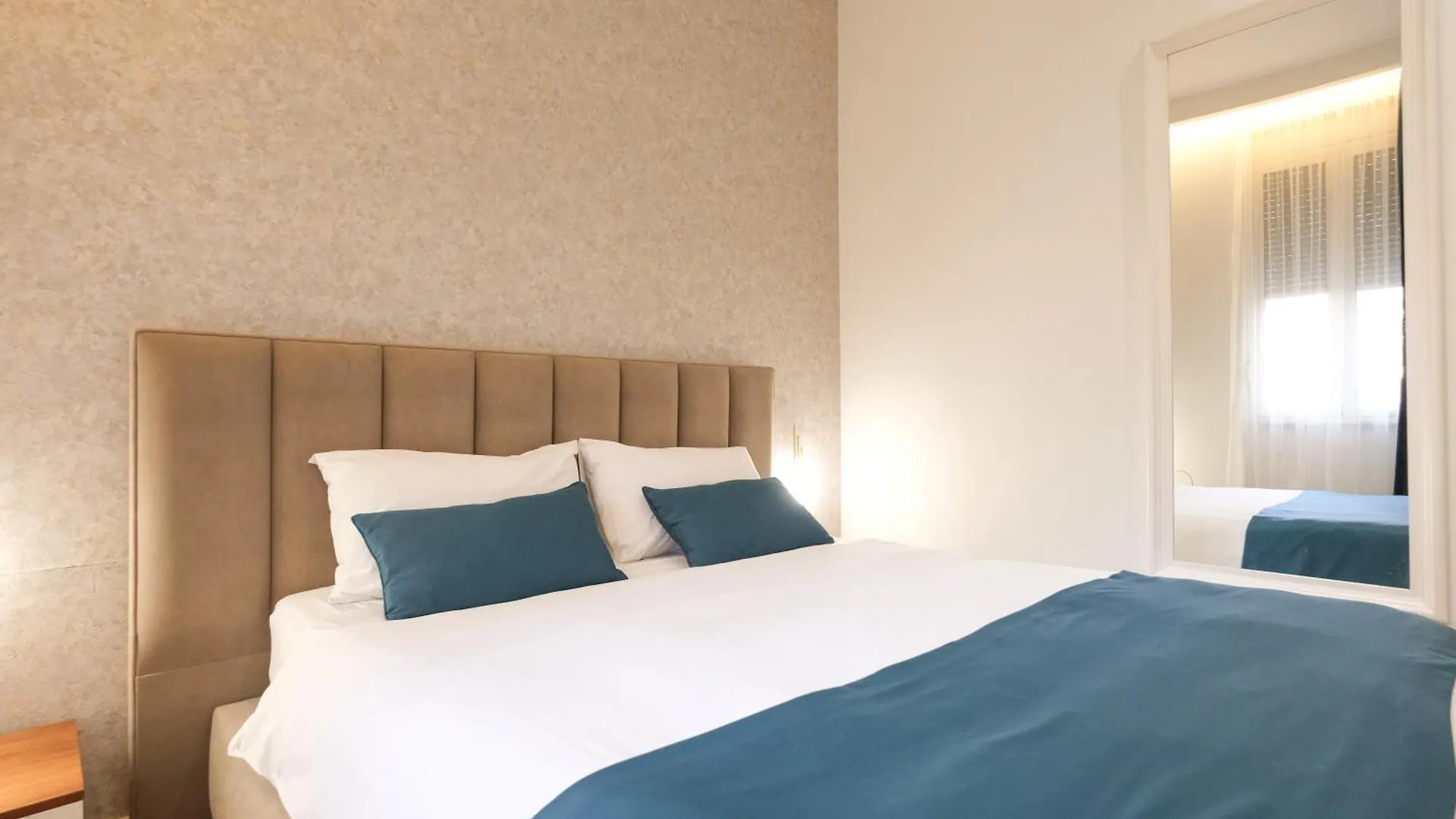 ***  Golden City Hotel , ティラナ アルバニア