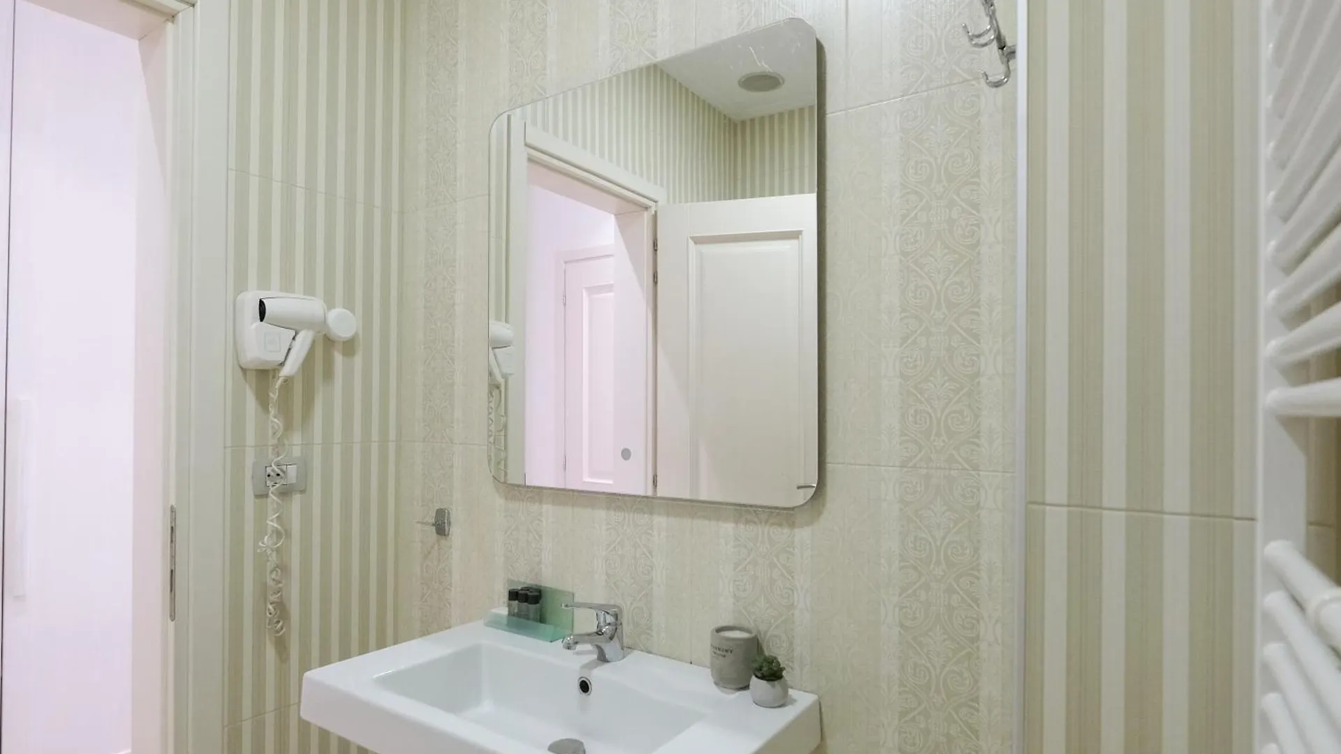 Golden City Hotel , Tiran