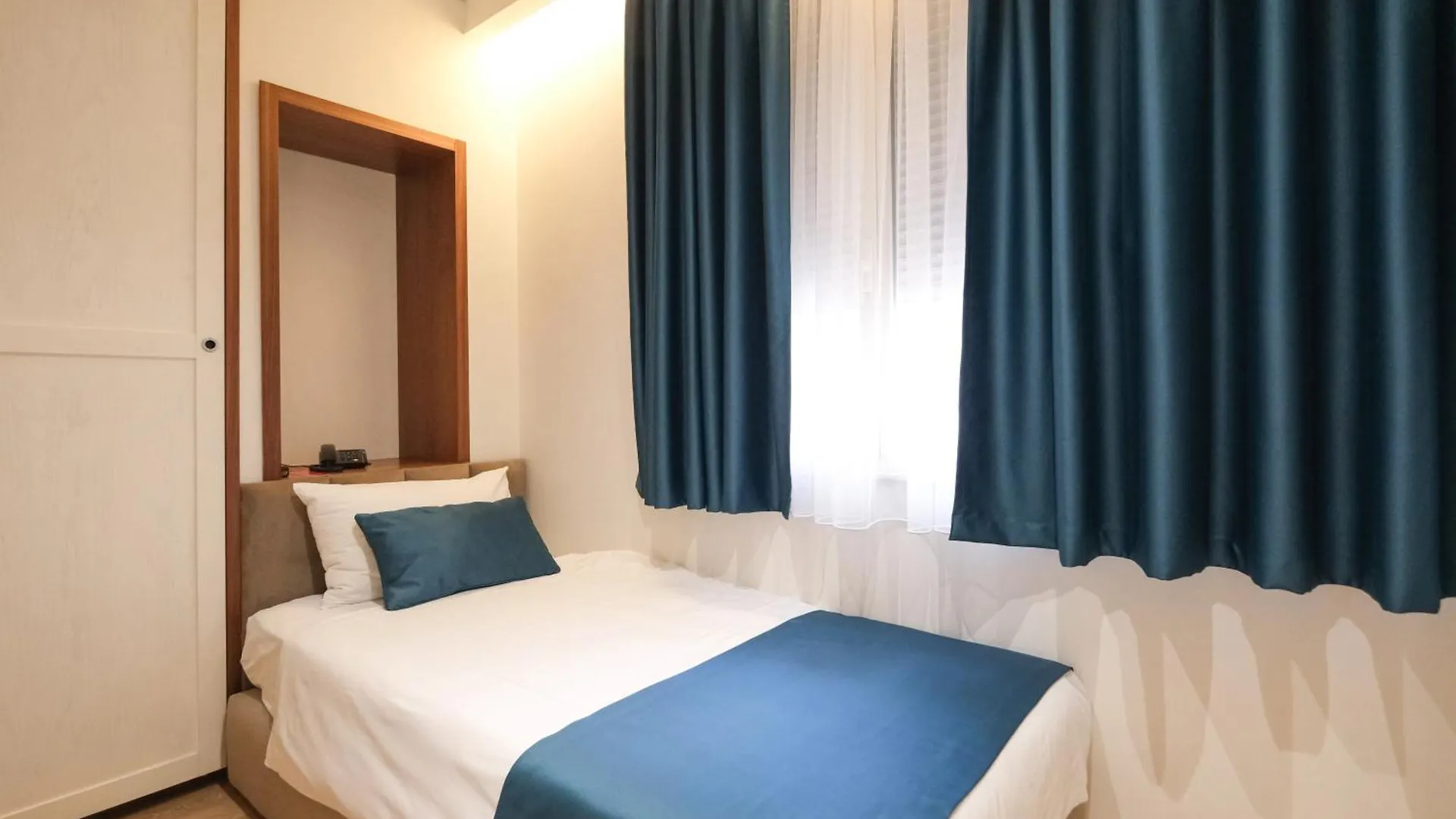 Golden City Hotel , Tiran